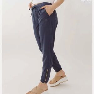 Albion Joggers Size Medium